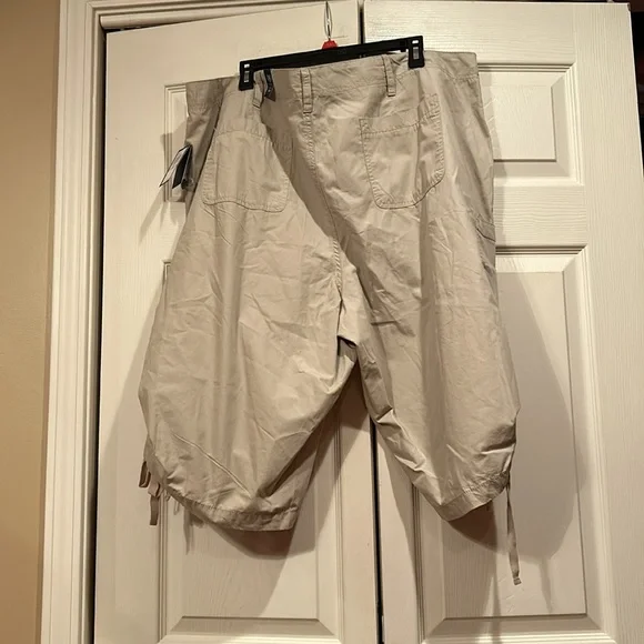 Izod sz 24 Stone Colored Knee Length Shorts -NWT - Picture 8 of 8